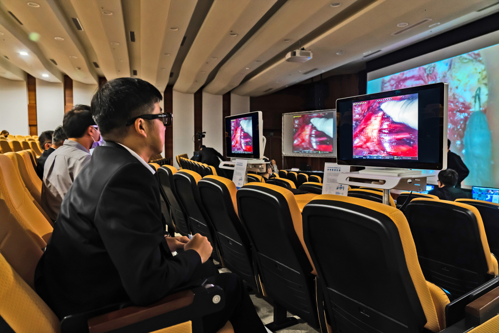 �_��֮���_�������3DӰ���Q�����������_�������g�C���ֱ۵�3DӰ�񼴕r�B���D�����ڕ��h���^Ħ���t(y��)����ֻҪ����ƫ�����R�������c��(zh��)���t(y��)������ͬ����3D���wӰ�����R�����_�F(xi��n)�����s���_�������g�ČW������