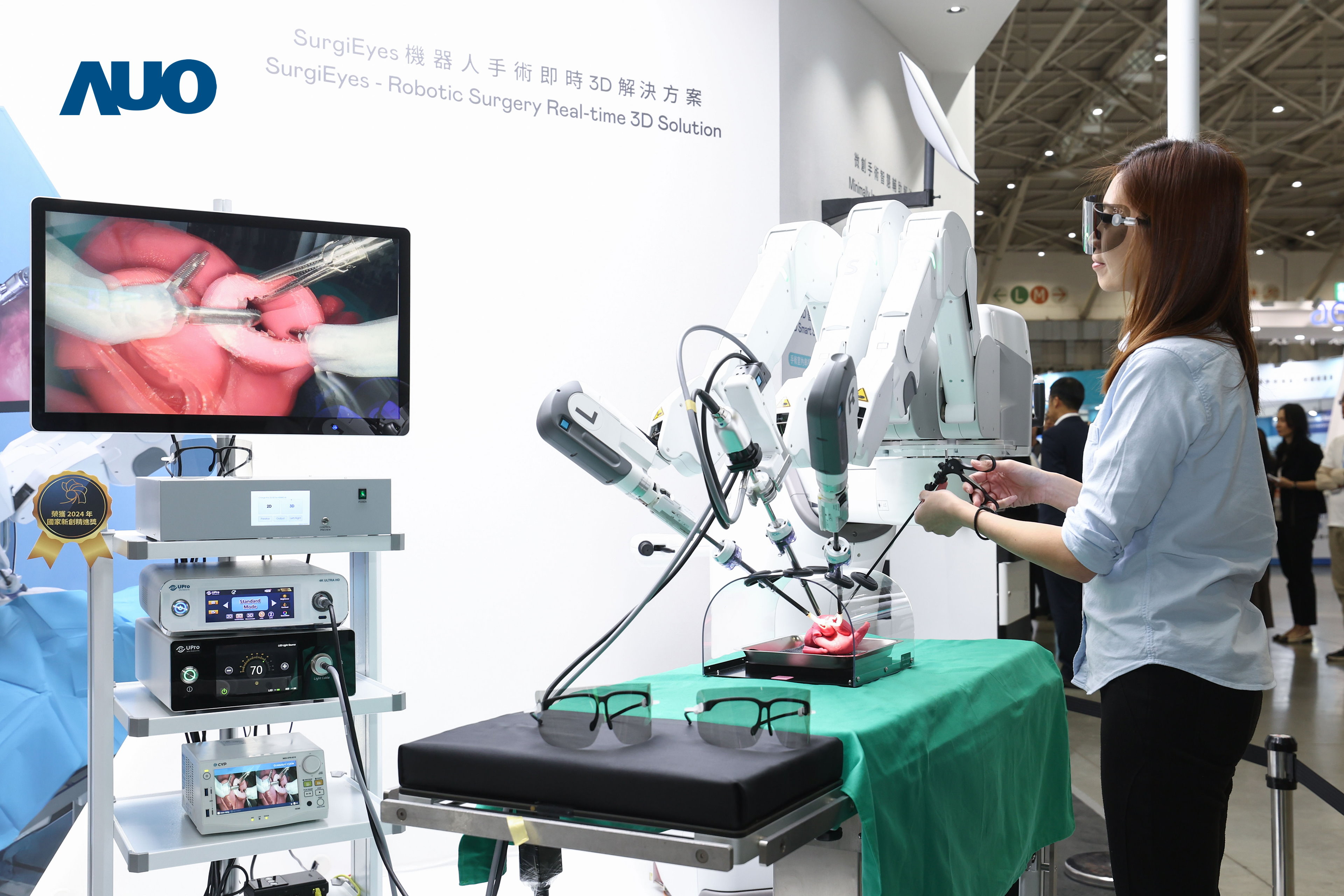 �_�����I�ȵ�3D�@ʾ���g�Ƴ���SurgiEyes�C�������g���r3D��Q���������������M3D�D��̎���c����3D��ֱ��ҕ�ǡ��Vɫ����@ʾ���g�����g�F꠿Ɍ��rͬ�������t��ҕ�ǿ�������3DӰ��������ͨЧ���c��ȫ����