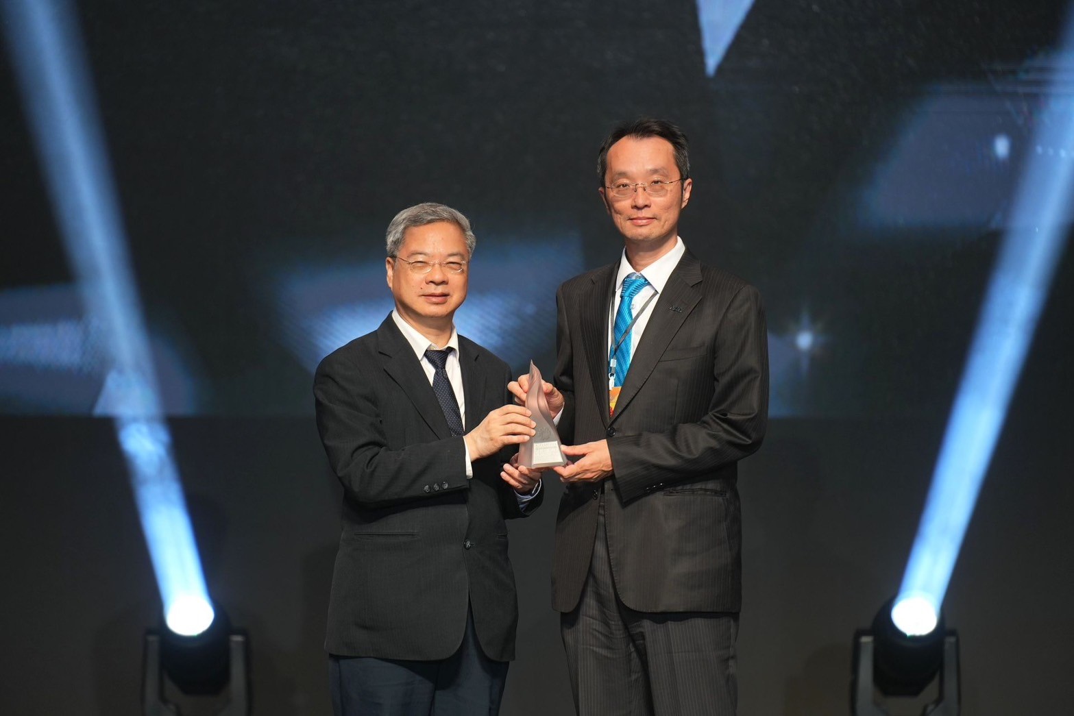 �����_��177����͸����Micro LED�@ʾ�����@���_����Ʒ�y�|(zh��)���������_����@ʾ�a(ch��n)Ʒ�аl(f��)����������(j��ng)����������ң������I(l��ng)��