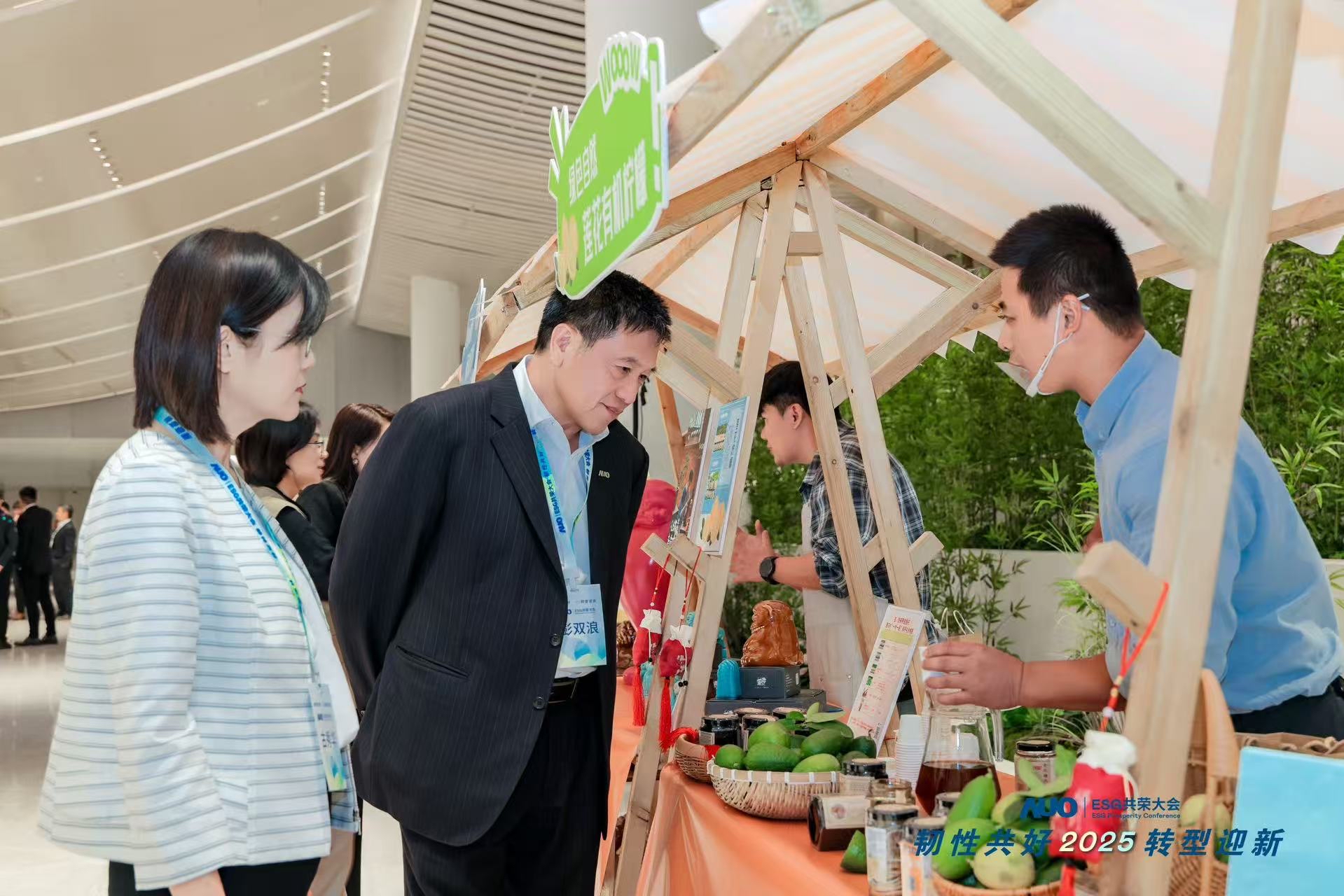 LEYU�پW����O��ESG����չ�^���y��ADT���Aչ���I�ȹ���朻���c�����I�����гʬF�GɫLEYU�پW��ѭ�h�ɹ��c��^���ڌ��`��ͨ�^���^�ɸеĳ���ʽ�w��������ļ��g���Ļ������w���m�rֵ����@���c�����e�V�����u��